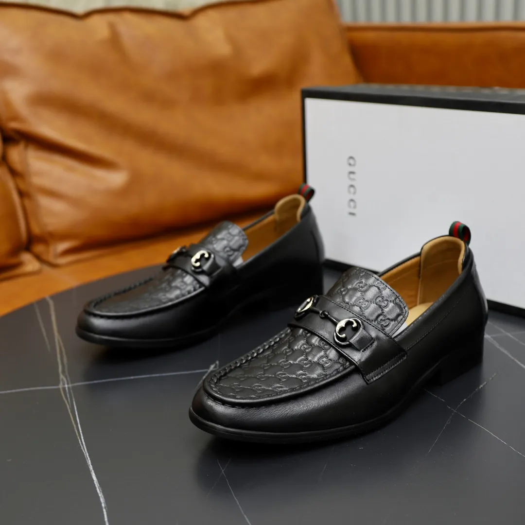 Men's shoes: 250🙅‍♂️🙅‍♂️🙅‍♂️Niuli Brand: GUCCI Size: 38-44 (45 can be customized) Level: Counter classic Material: Original soft cowhide upper Comfortable cowhide lining Original lightweight outsole Style category: Business casual footwear Driving leather shoes Color: Actual picture color
